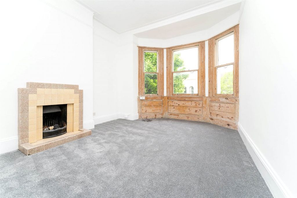 Property photo 3 of 7 Living Room