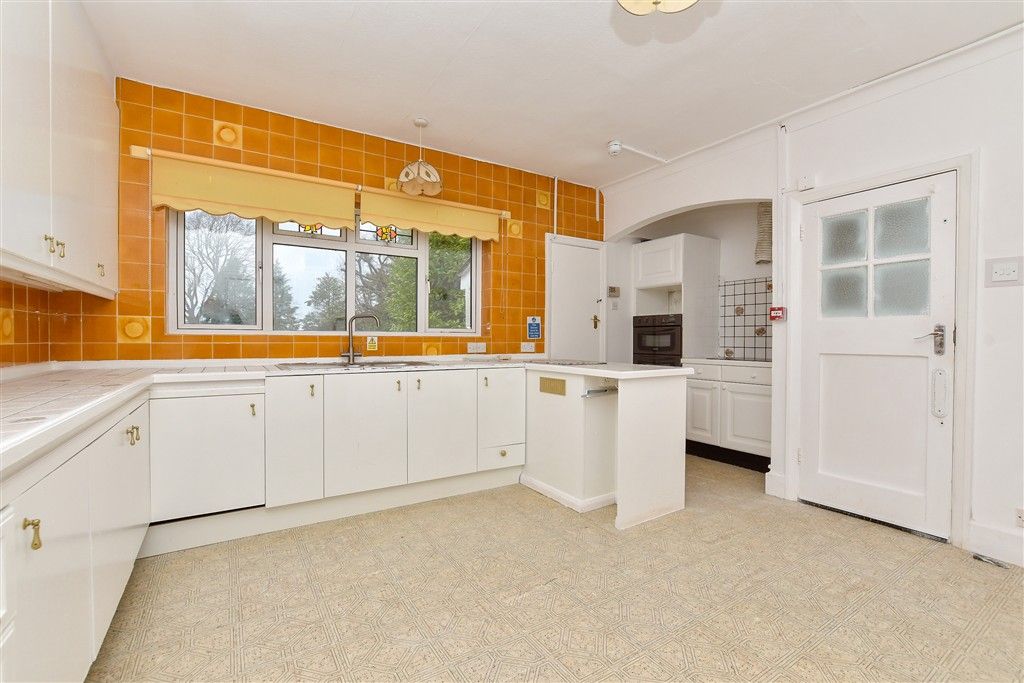 Property photo 3 of 20 Kitchen