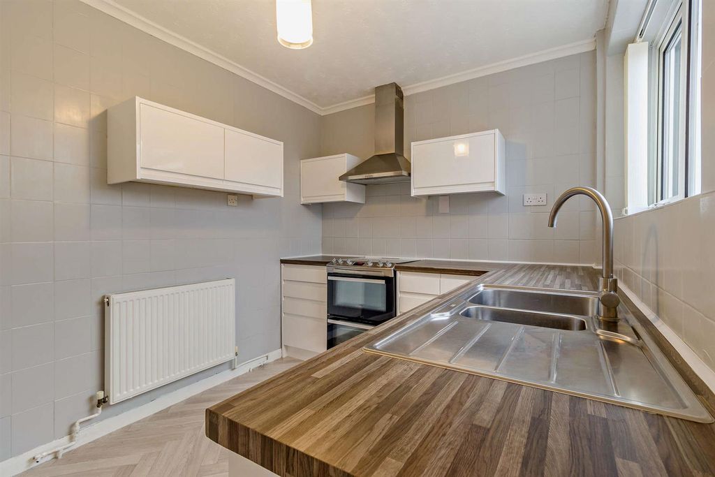 Property photo 3 of 16 Kitchen