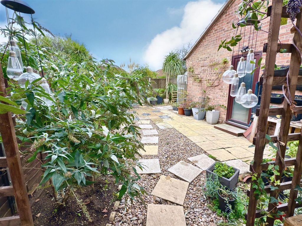 Property photo 2 of 15 Garden.Jpg