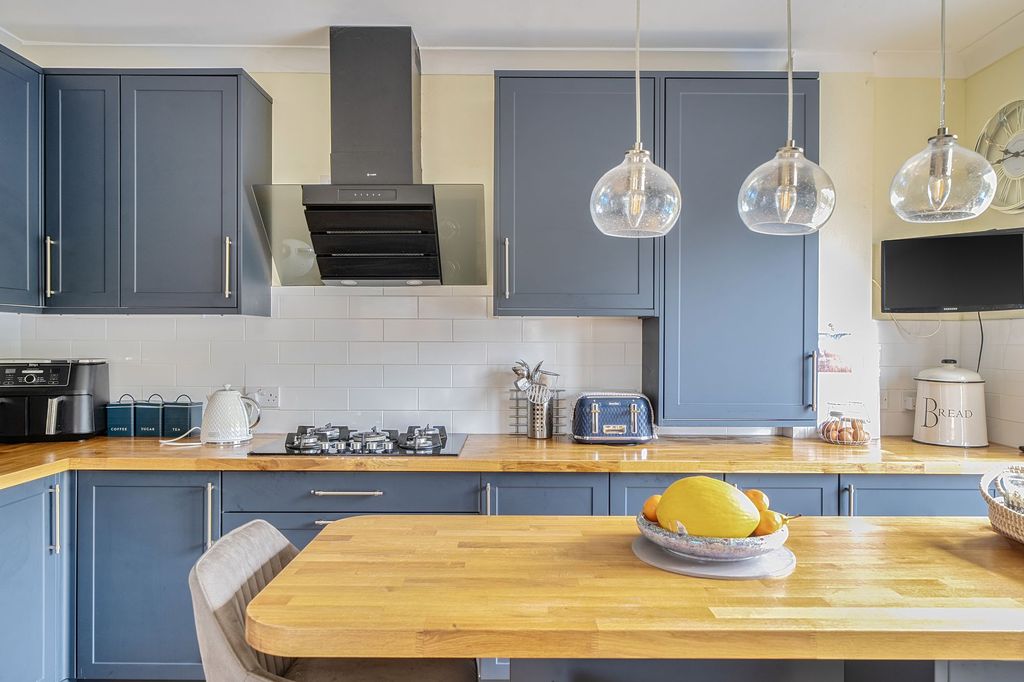 Property photo 3 of 17 Kitchen