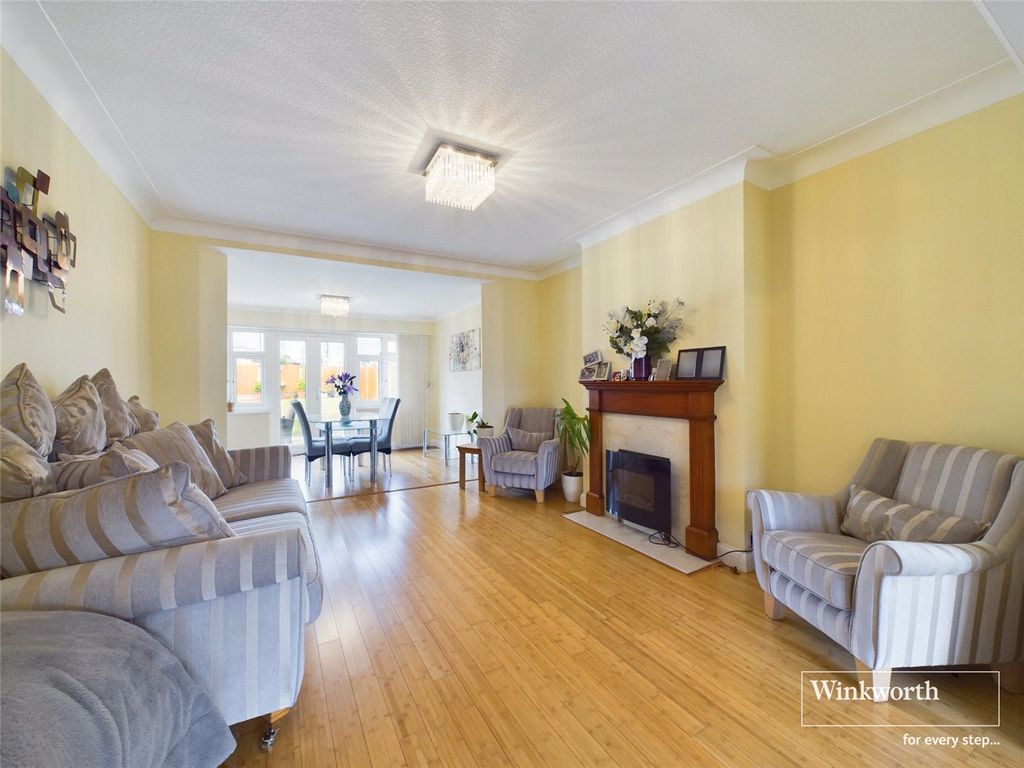 Property photo 3 of 11 Through Lounge