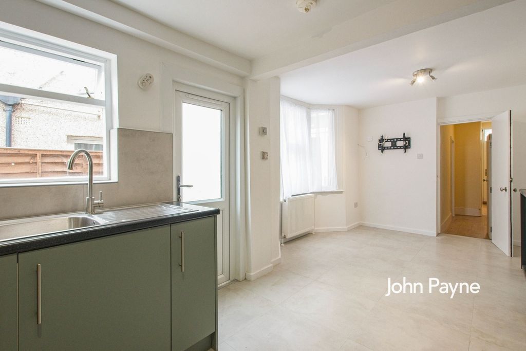 Property photo 3 of 11 Kitchen