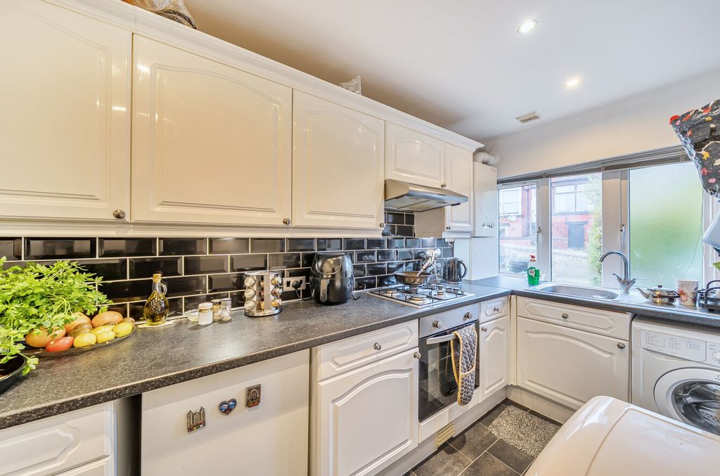 Property photo 3 of 10 Kitchen