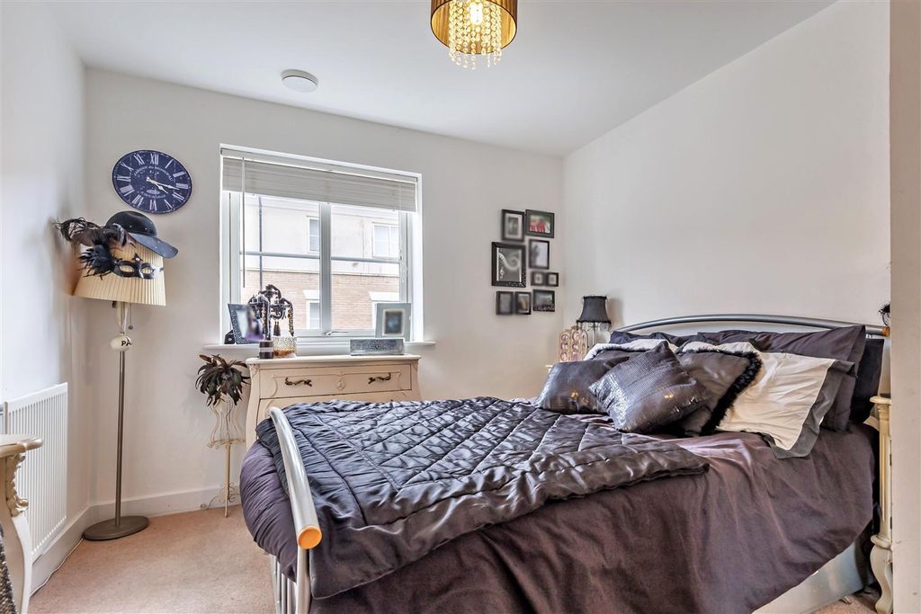 Additional image 10 of 2 bed flat for saleBuckingham Road, Epping CM16
