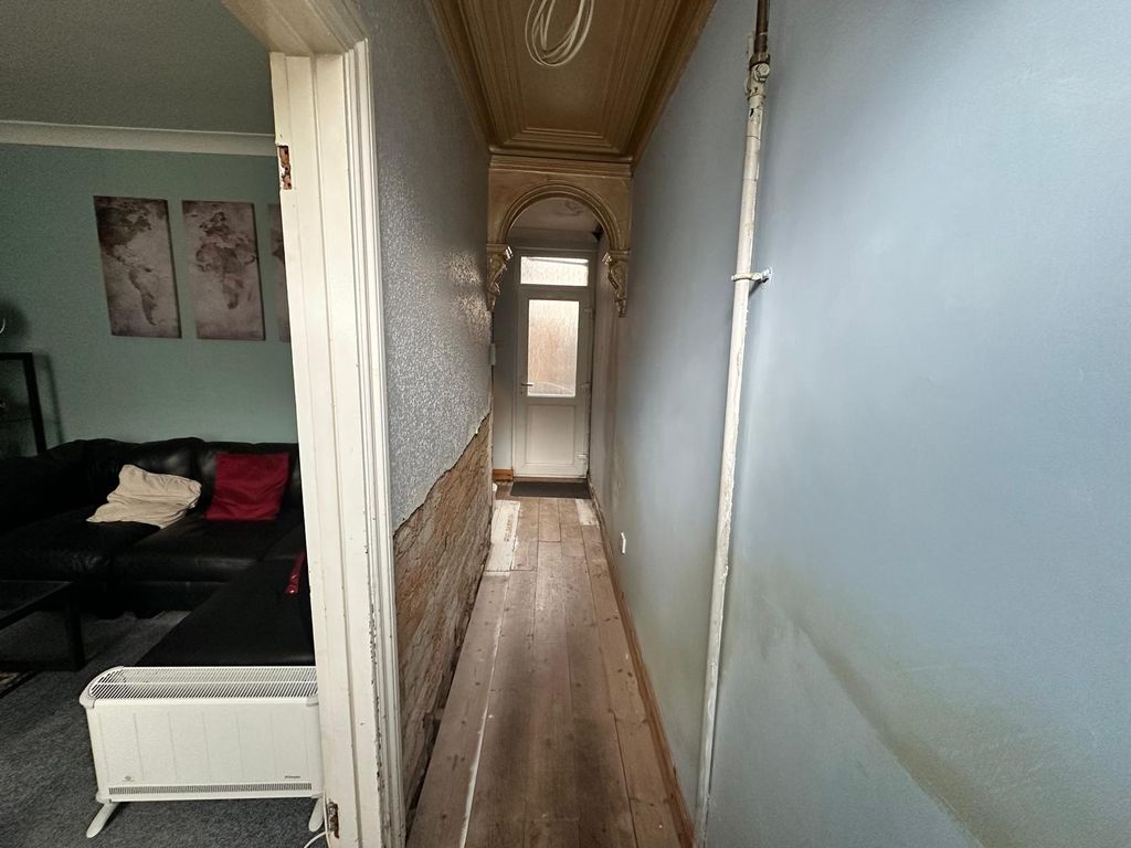 Property photo 3 of 19 Entrance Hall