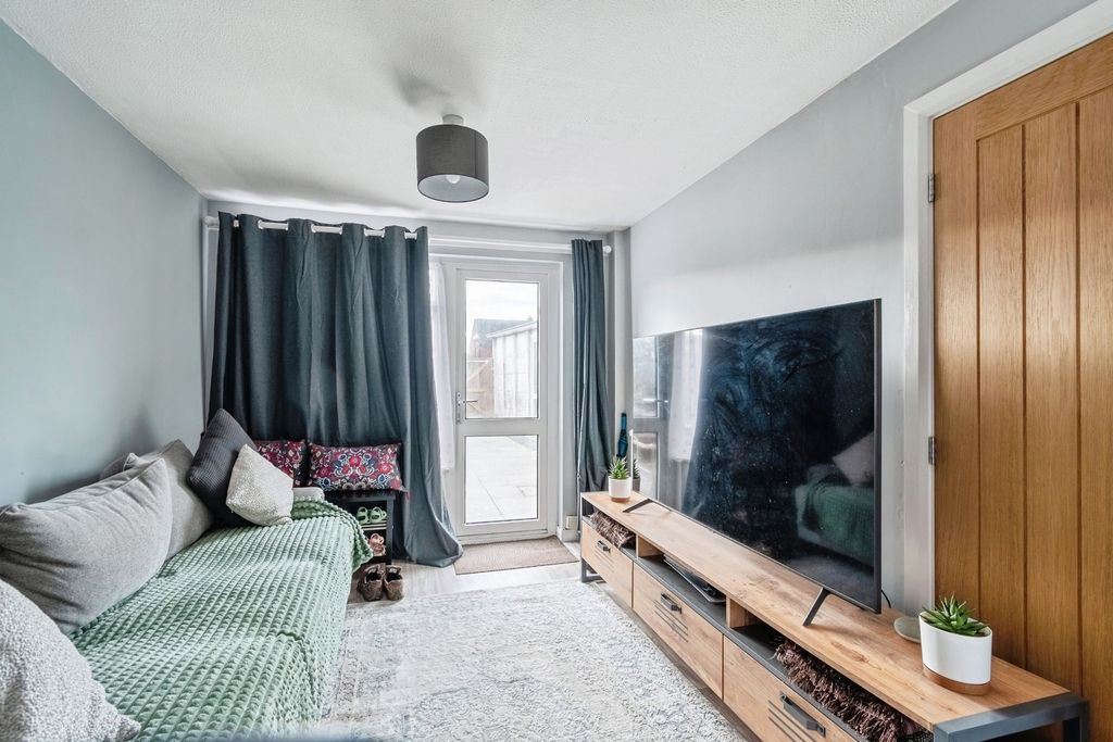 Property photo 3 of 20 Lounge