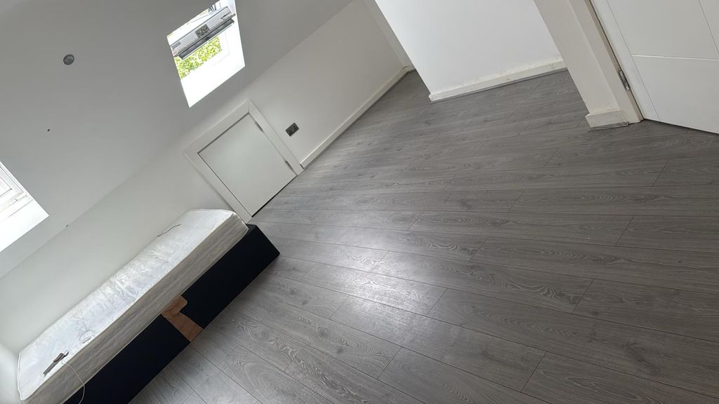 Property photo 2 of 6 Spacious Modern Room With Sleek Wood-Sleek Wooden ...