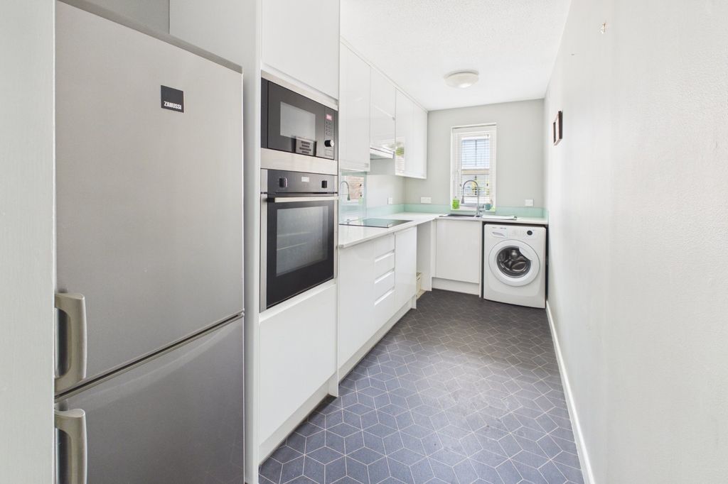 Property photo 3 of 11 Kitchen