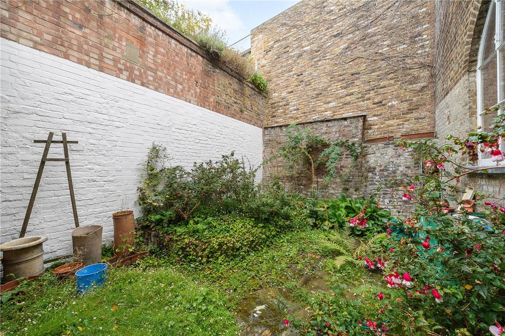 Property photo 3 of 11 Garden