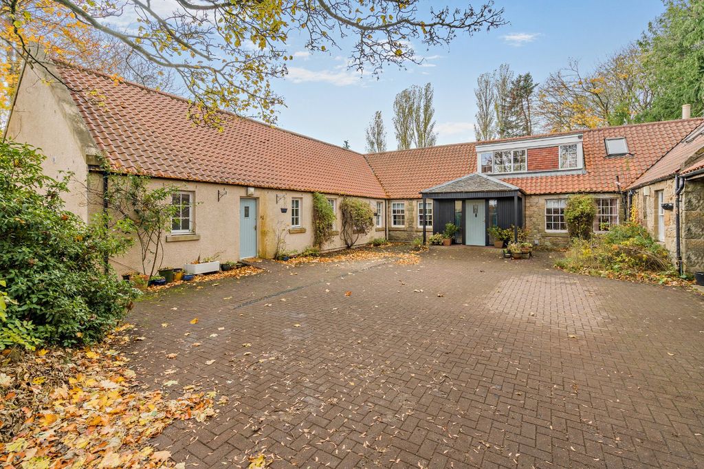 Property photo 2 of 35 Central Courtyard