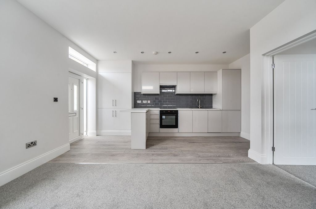 Property photo 2 of 21 Kitchen/Lounge