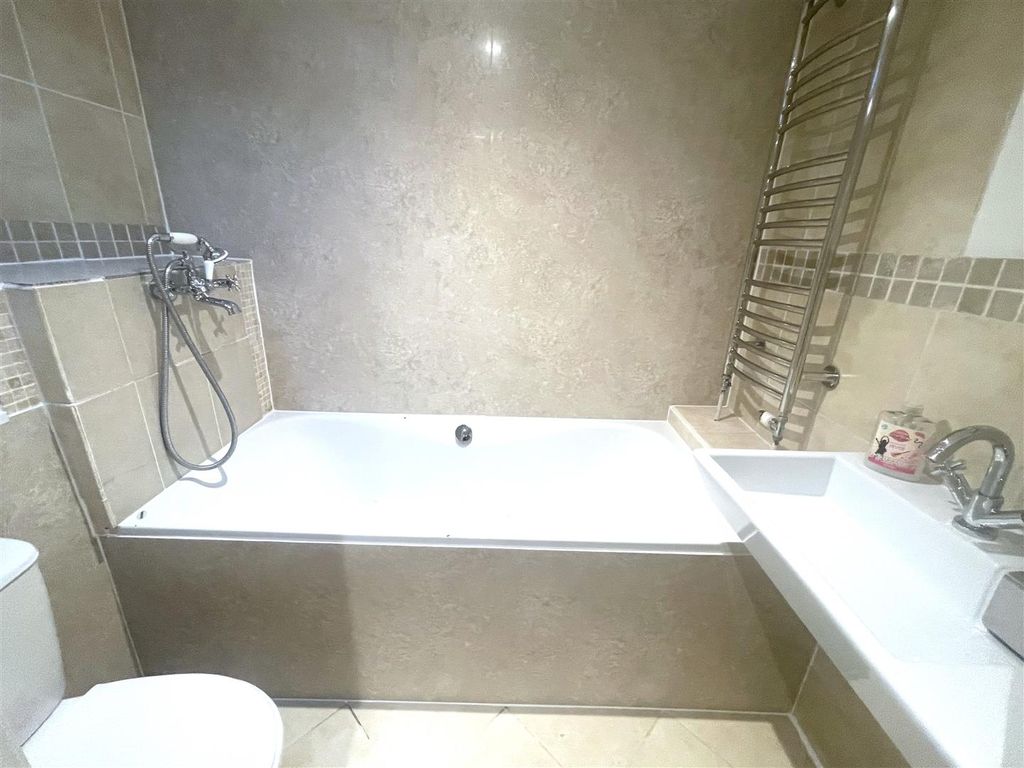 Property photo 3 of 12 Bath.Jpeg