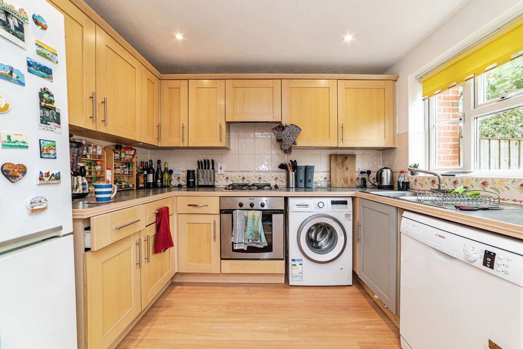 Property photo 3 of 25 Kitchen