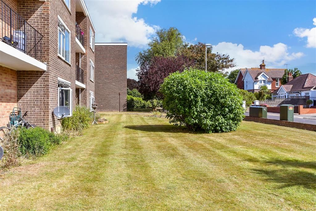Property photo 2 of 10 Communal Gardens