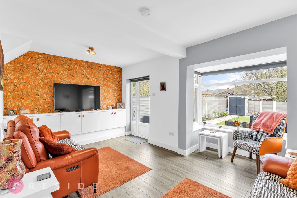 Property photo 3 of 23 Lounge