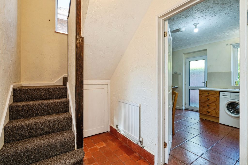 Property photo 2 of 16 Entrance Hall