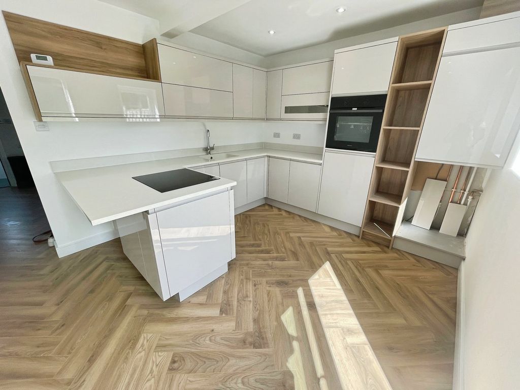 Property photo 3 of 23 Kitchen Area