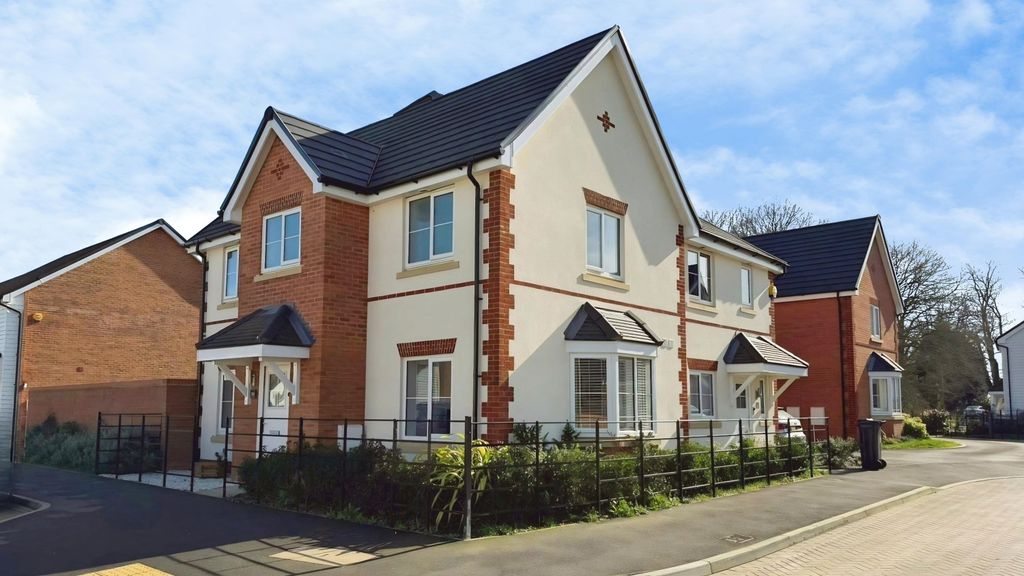 Property photo 1 of 17 Ewemove Estate Agents Basingstoke - Deanlands Road