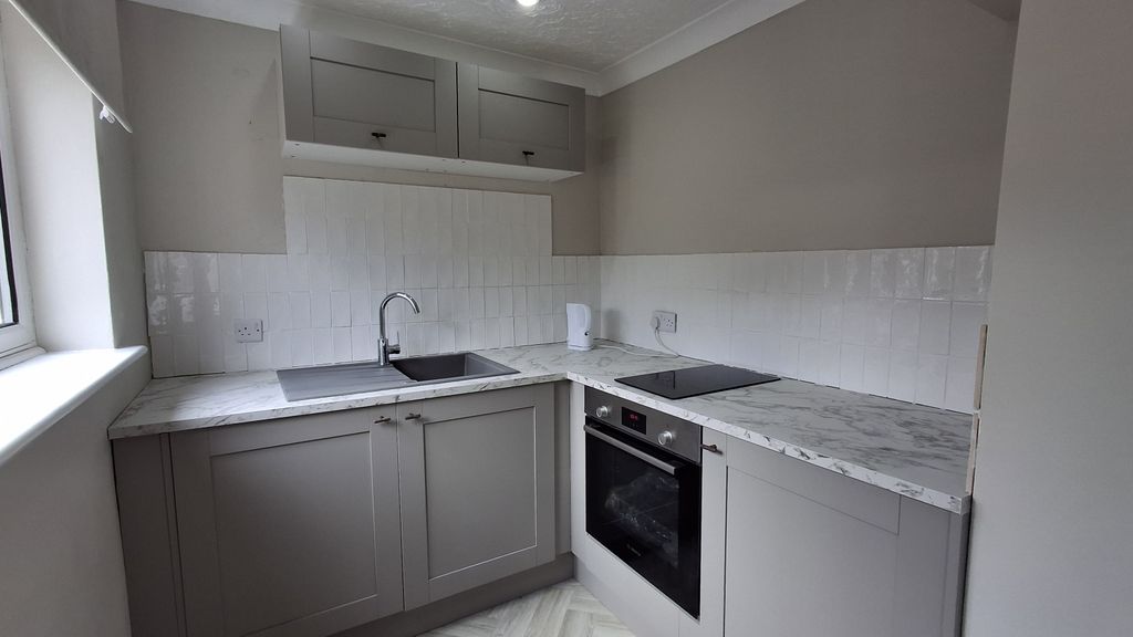 Property photo 3 of 12 Kitchen
