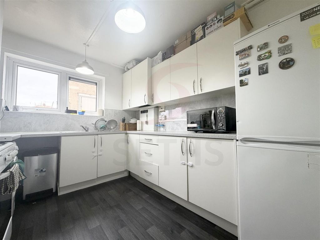 Property photo 2 of 7 Kitchen