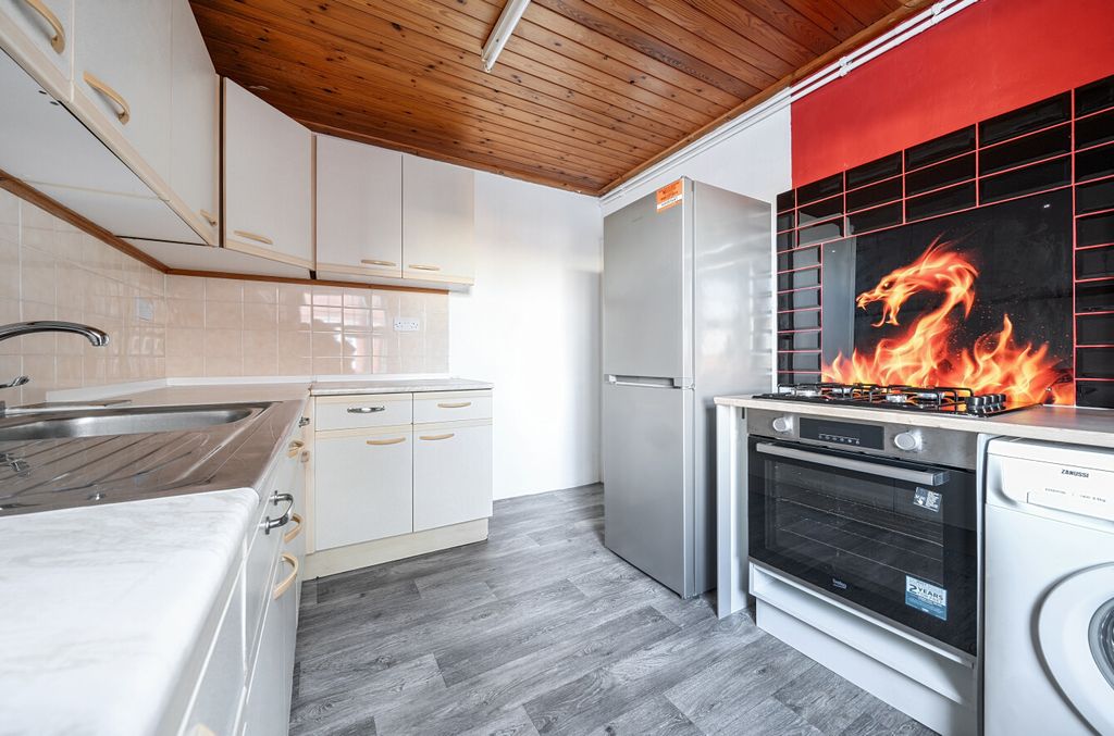 Property photo 2 of 13 1395666-25-695Bde...