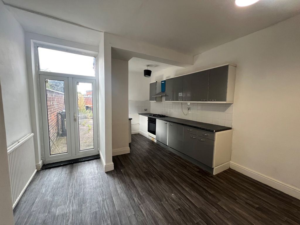 Property photo 3 of 10 Kitchen Dining Room