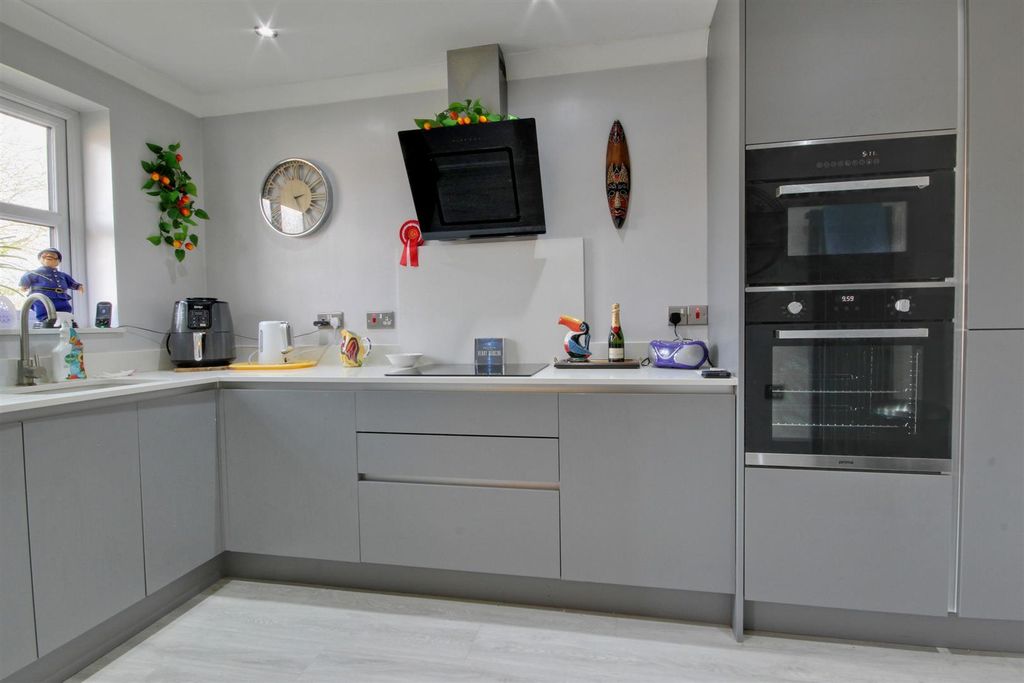 Property photo 3 of 11 Superb Kitchen