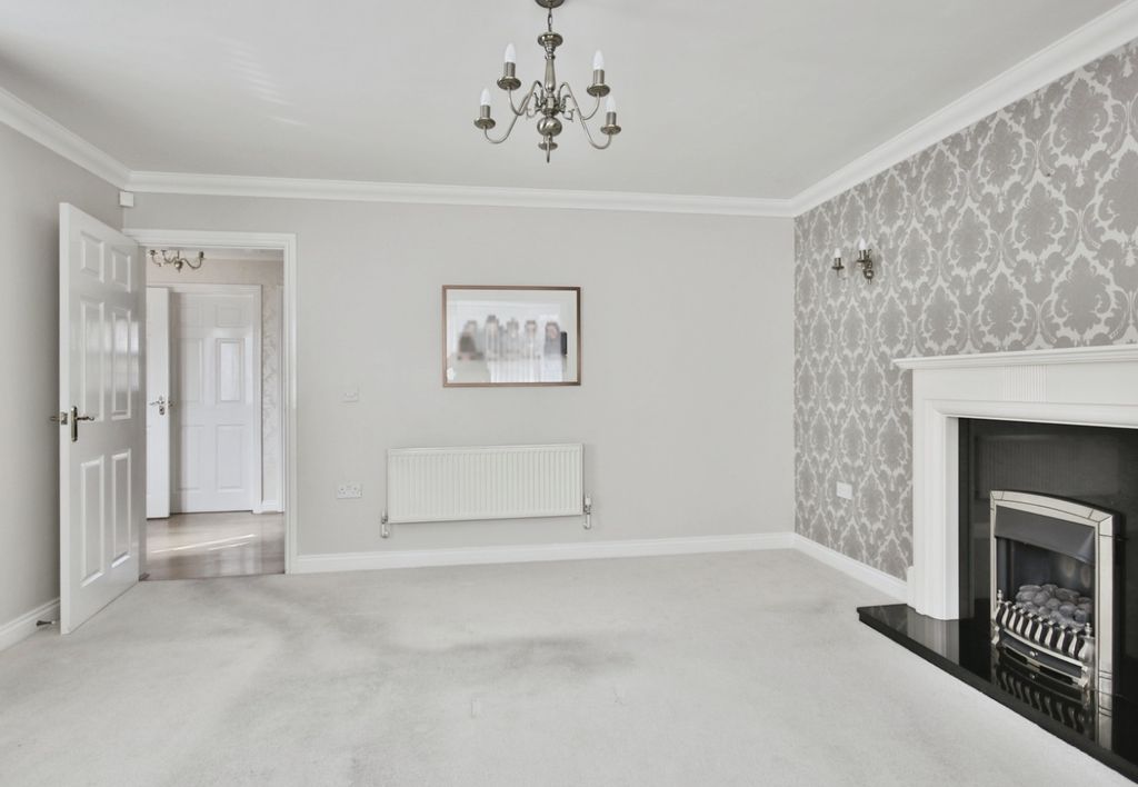 Property photo 2 of 19 4190574