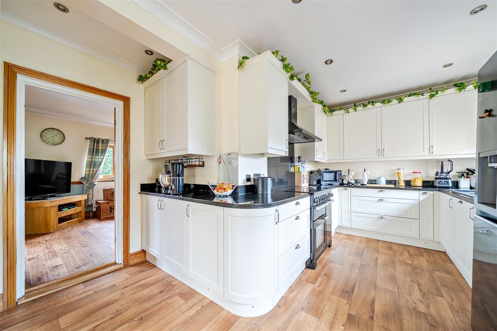 Property photo 3 of 24 1383730-12-69652F034607B.Jpg