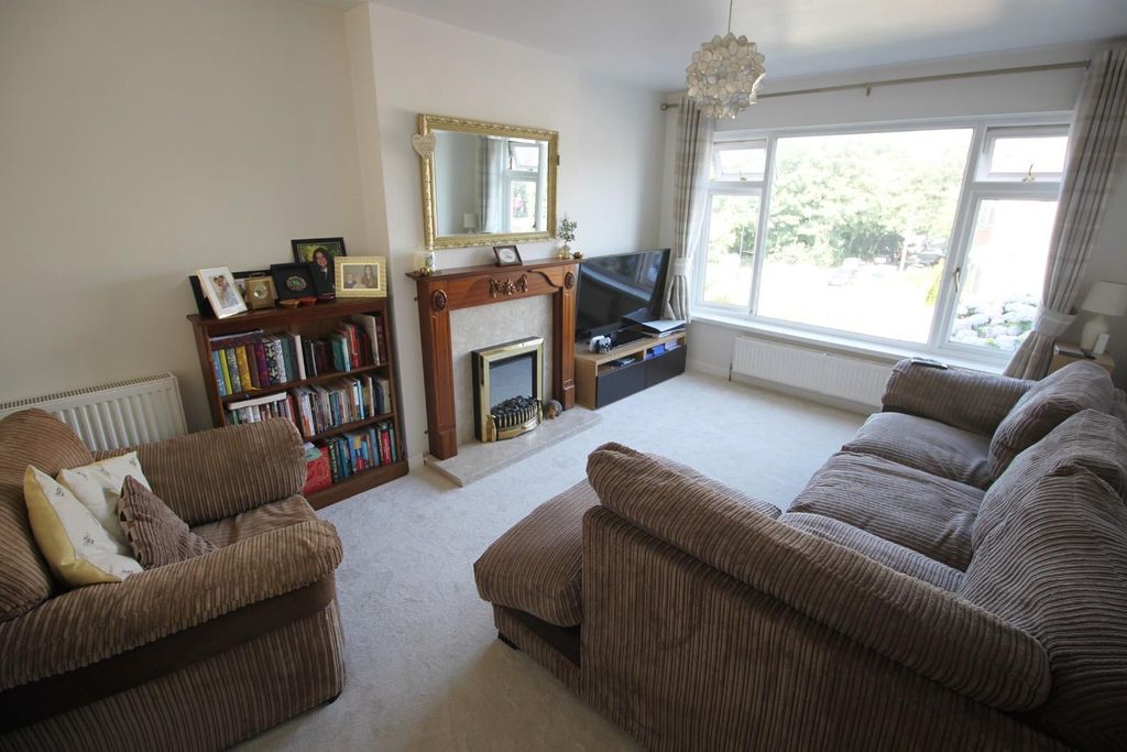 Property photo 2 of 14 Living.Jpg