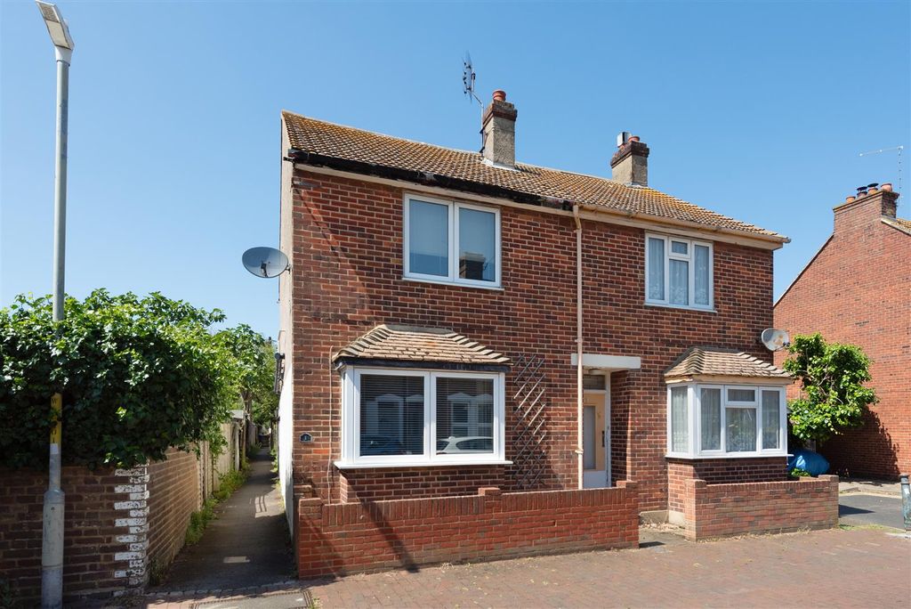 Property photo 1 of 16 Warwick Road, Whitstable