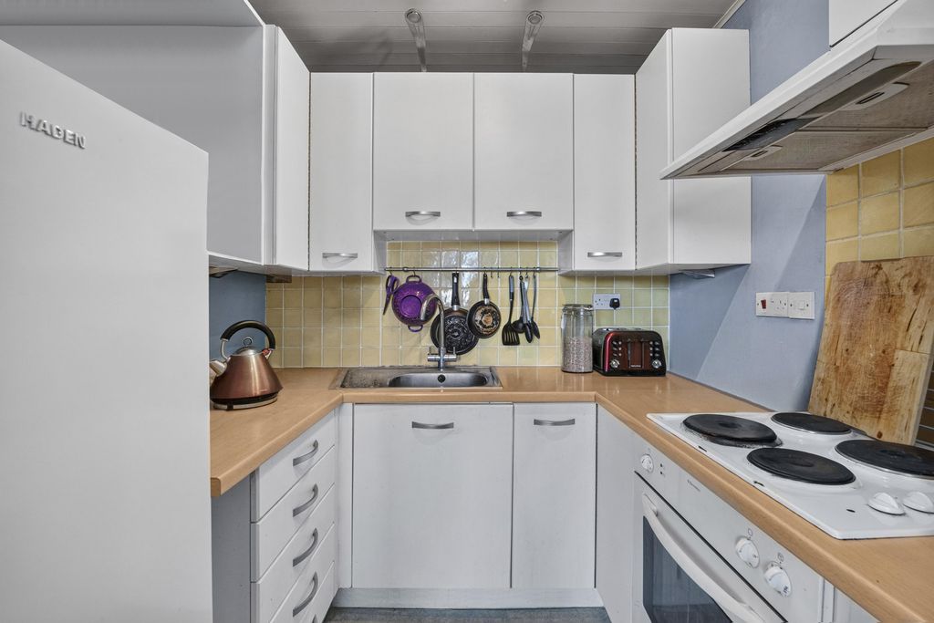 Property photo 3 of 10 Kitchen1 (16).Jpg