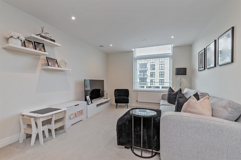 Property photo 2 of 17 34Chryslerhouse-22.Jpg