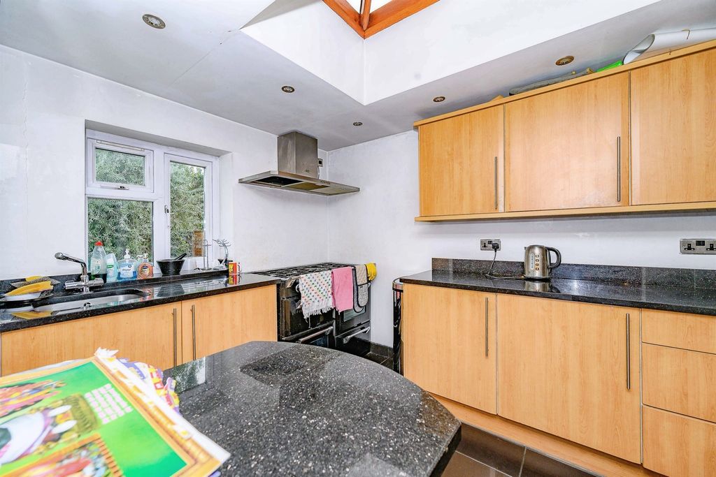 Additional image 13 of 6 bed detached house for saleRingwood Road, Luton LU2