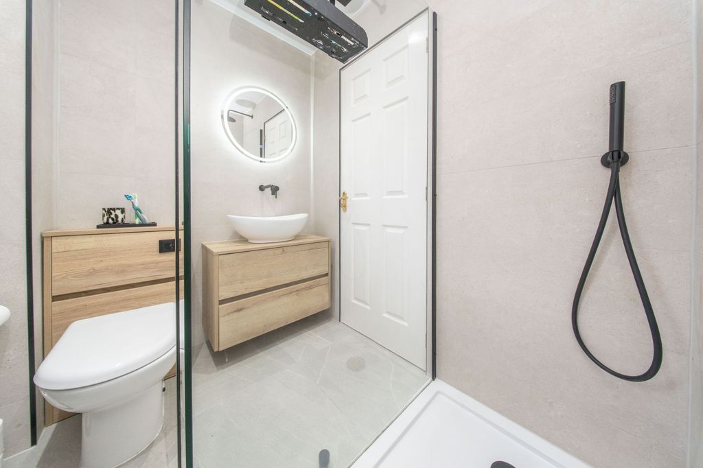 Property photo 3 of 35 Shower Room