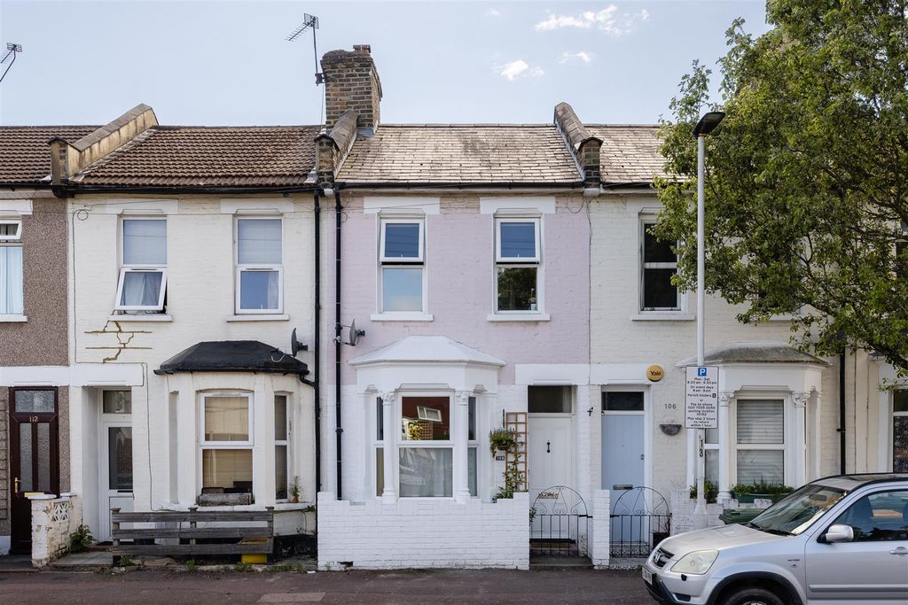 Property photo 1 of 24 Tennyson Road, E15