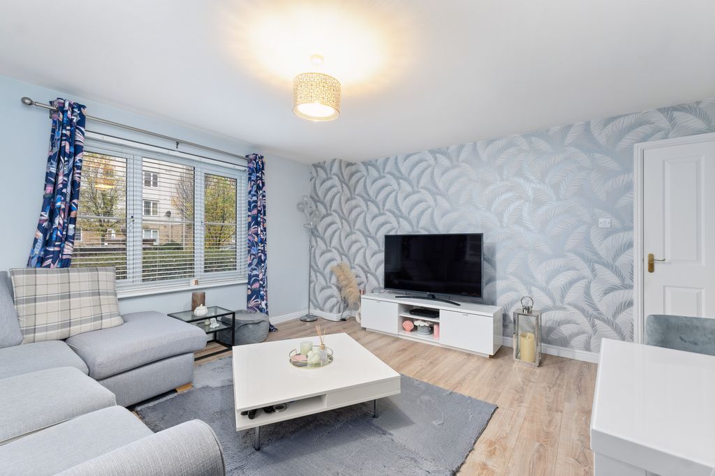 Property photo 3 of 12 176 Queens Crescent 07