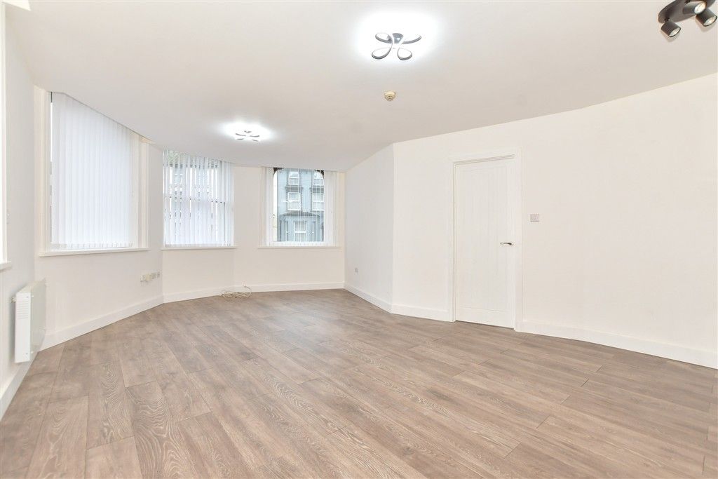 Property photo 3 of 13 Kitchen/Lounge