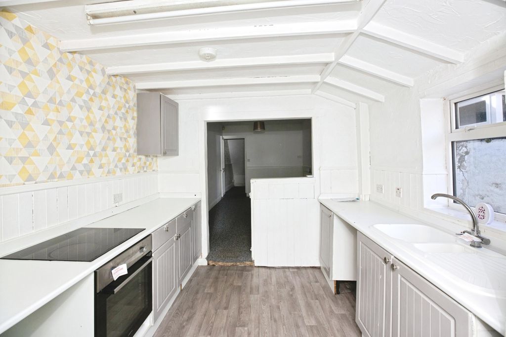Property photo 2 of 14 Kitchen