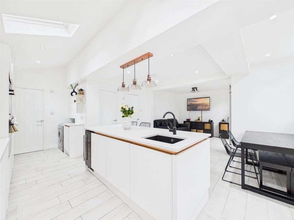 Property photo 2 of 19 Cam03736G0-Pr0205-Still014.Jpg