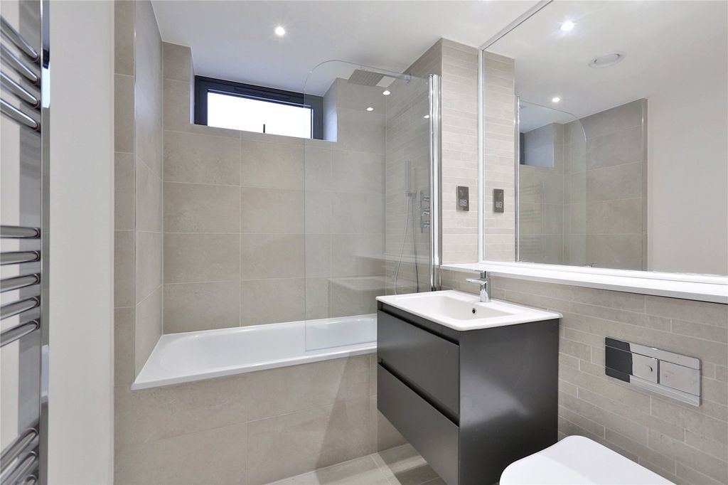 Property photo 3 of 7 Bathroom