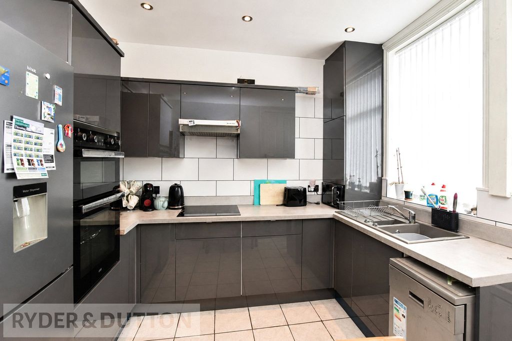 Property photo 3 of 11 Kitchen