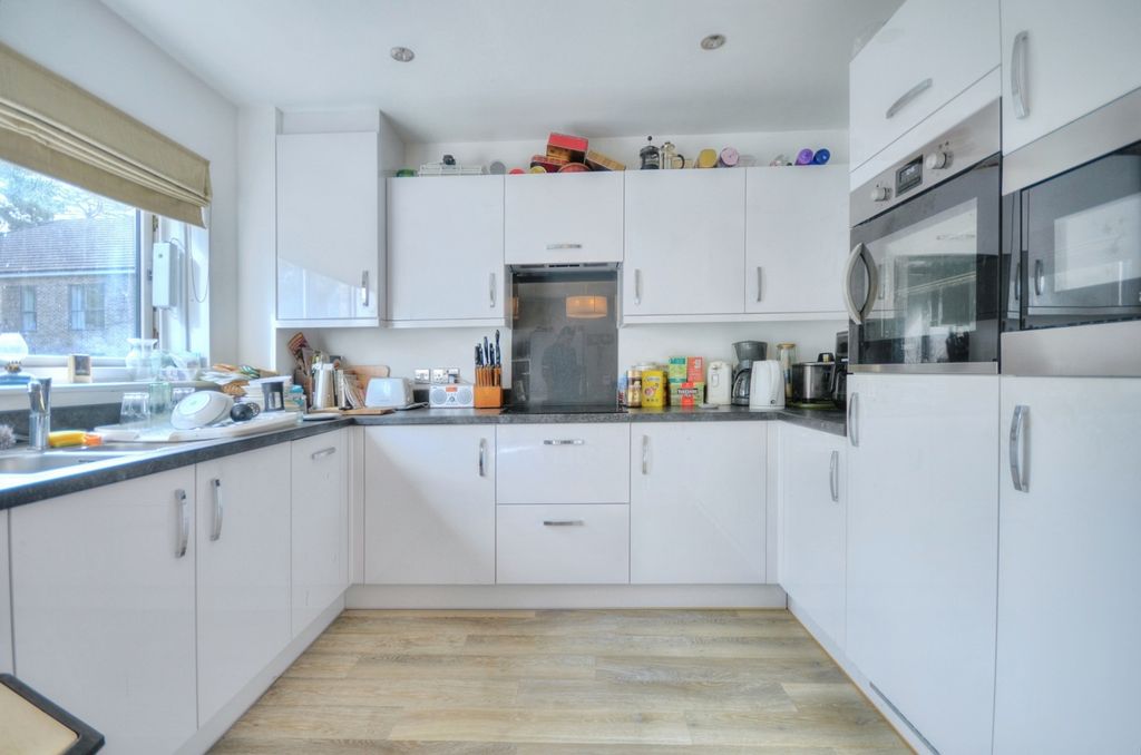 Property photo 3 of 17 Kitchen