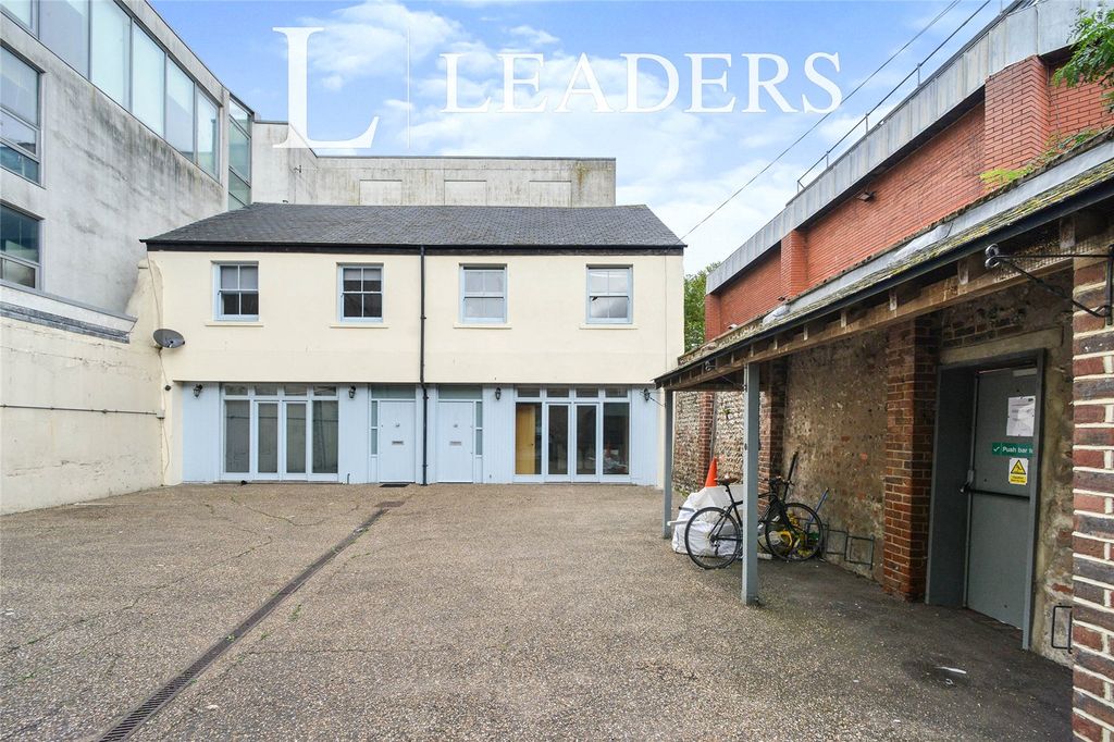 Property photo 1 of 11 Courtyard