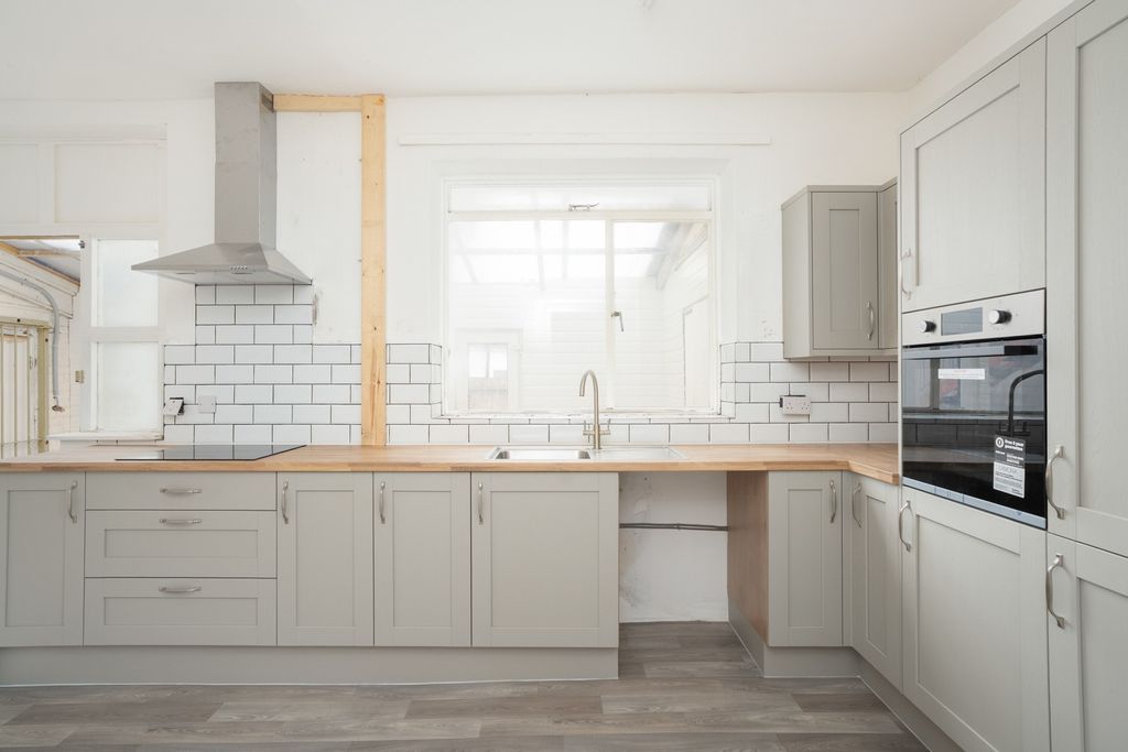Property photo 2 of 13 5568184