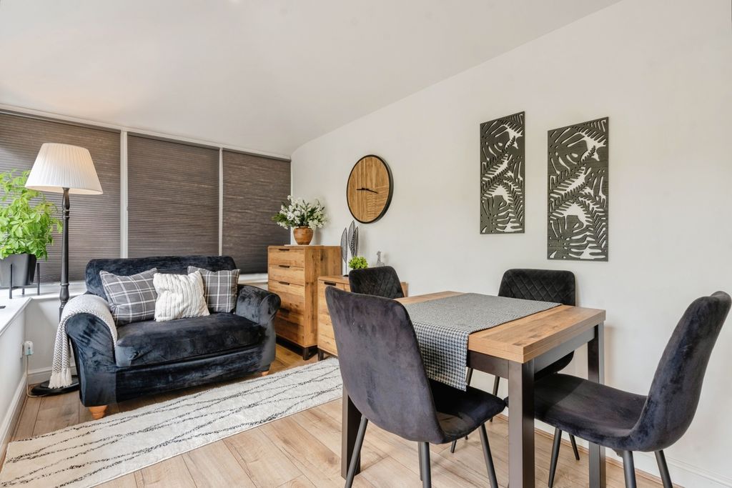 Property photo 3 of 27 Pbox-Img.Jpg