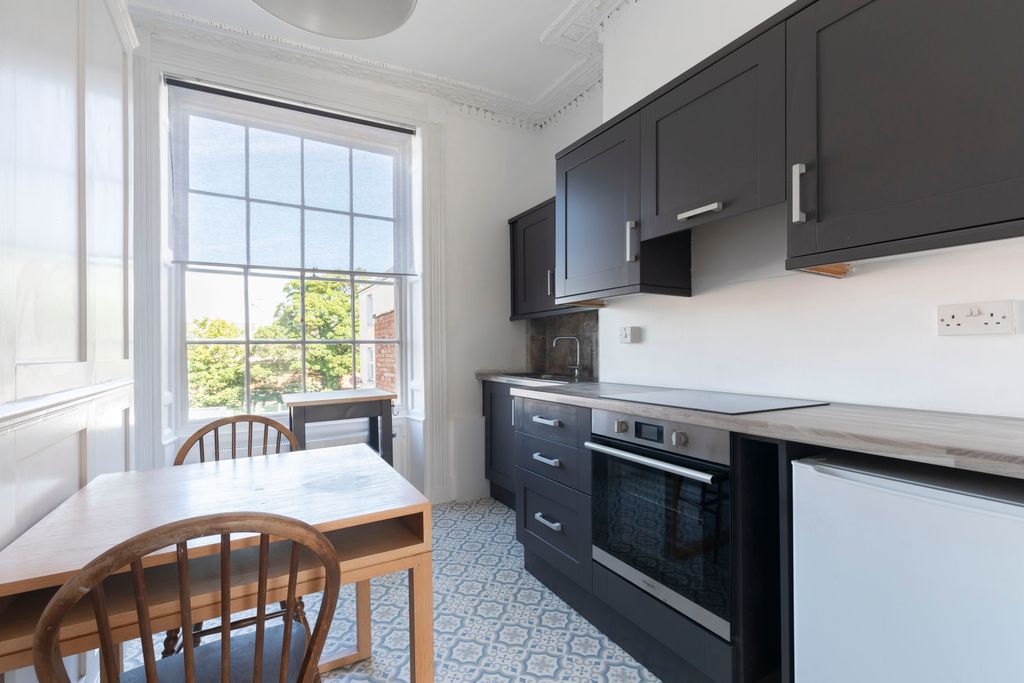 Property photo 1 of 7 Flat 3, 24 Grosvenor St-05