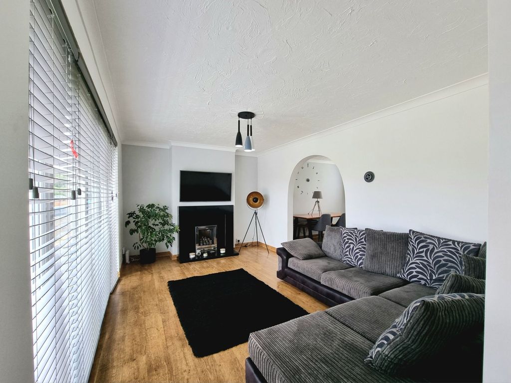 Property photo 2 of 28