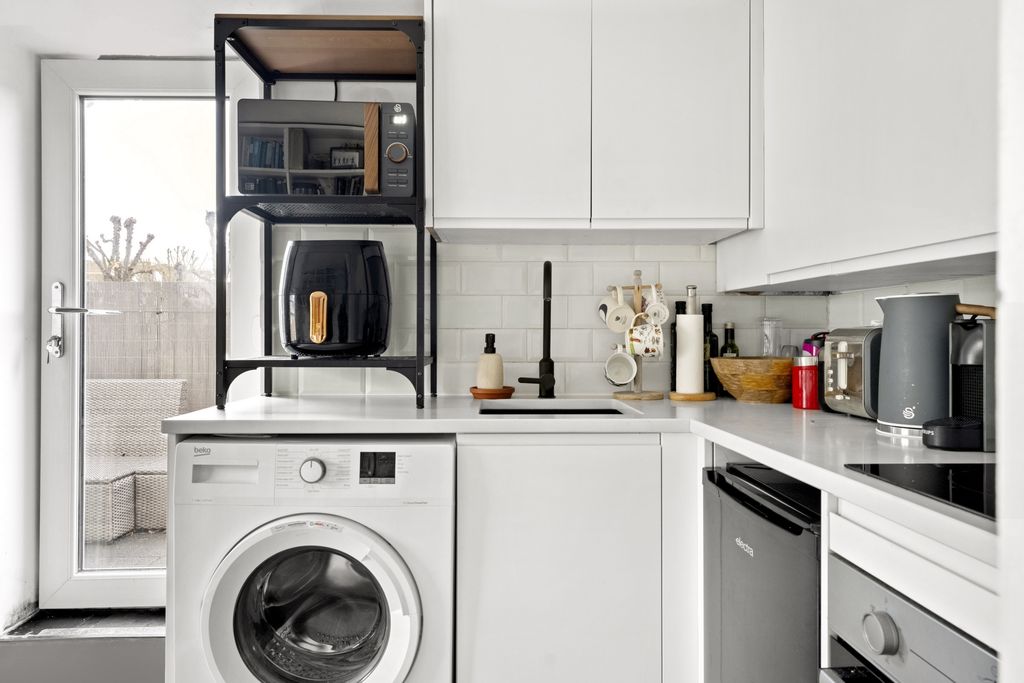 Property photo 3 of 11 Kitchen